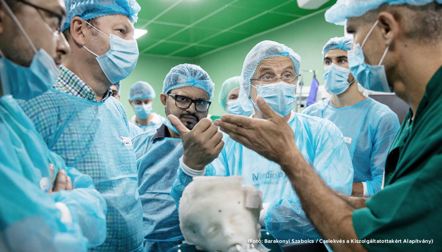 Megbeszélés a bangladesi ikrek műtéti előkészületei során. A képen balról jobbra dr. Pataki Gergely, dr. Valálik István, dr. Emu, dr. Csókay András, és dr. Jósvai Attila